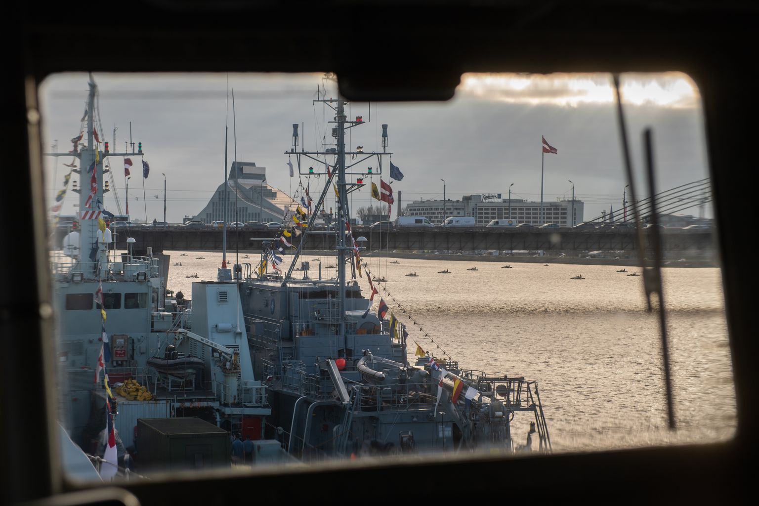 Rīgas pasažieru ostas teritorijā pietauvojies karakuģis "HMS Westminster"