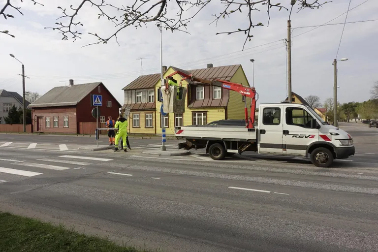 Täna hommikul paigaldati vilkuvaid ülekäiguraja märke Pärnus Saare tänava ja Riia maantee ristmikule.