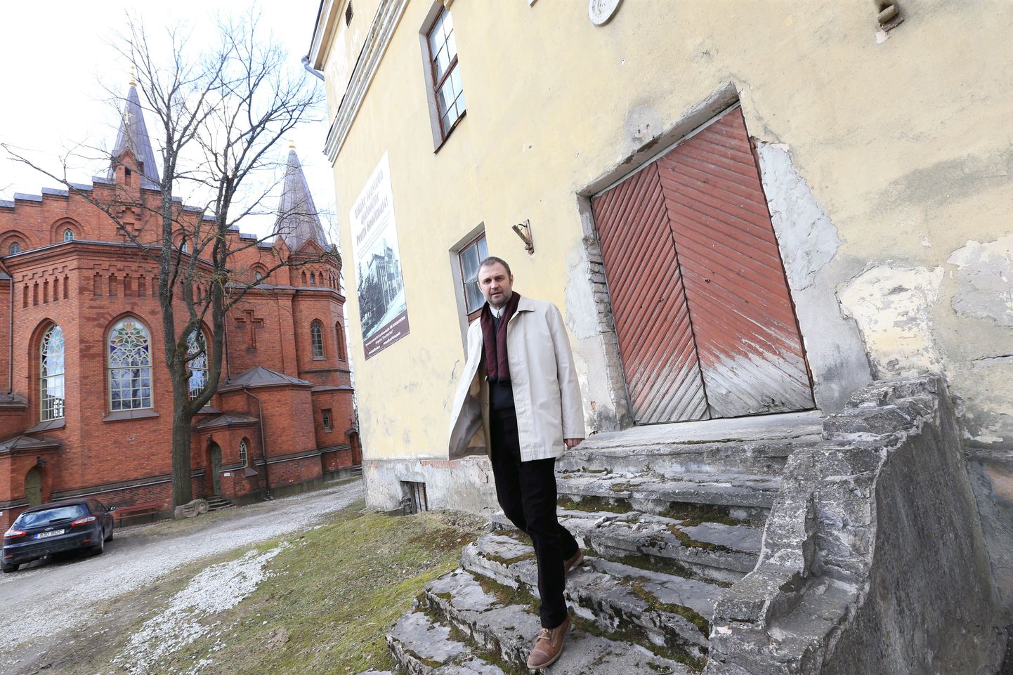 Peetri kogudus tahab taastada vana koolimaja kiriku kõrval. Pildil EELK Tartu Peetri koguduse õpetaja Ants Tooming kooli trepil.