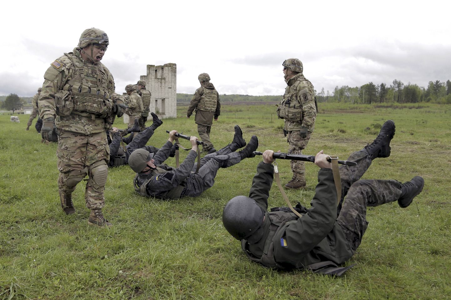 Usa instruktorid Ukraina sõdureid treenimas.