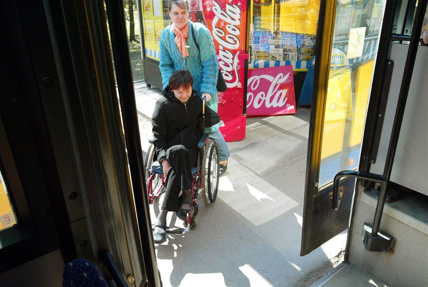 Tartus napib puudega inimeste abistajaid. Pildil noorteklubi Händikäpp 2004. aasta aktsioon «Transport kõigile», mille käigus liikumis- ja nägemispuudega inimesed sõitsid madalapõhjaliste bussidega.