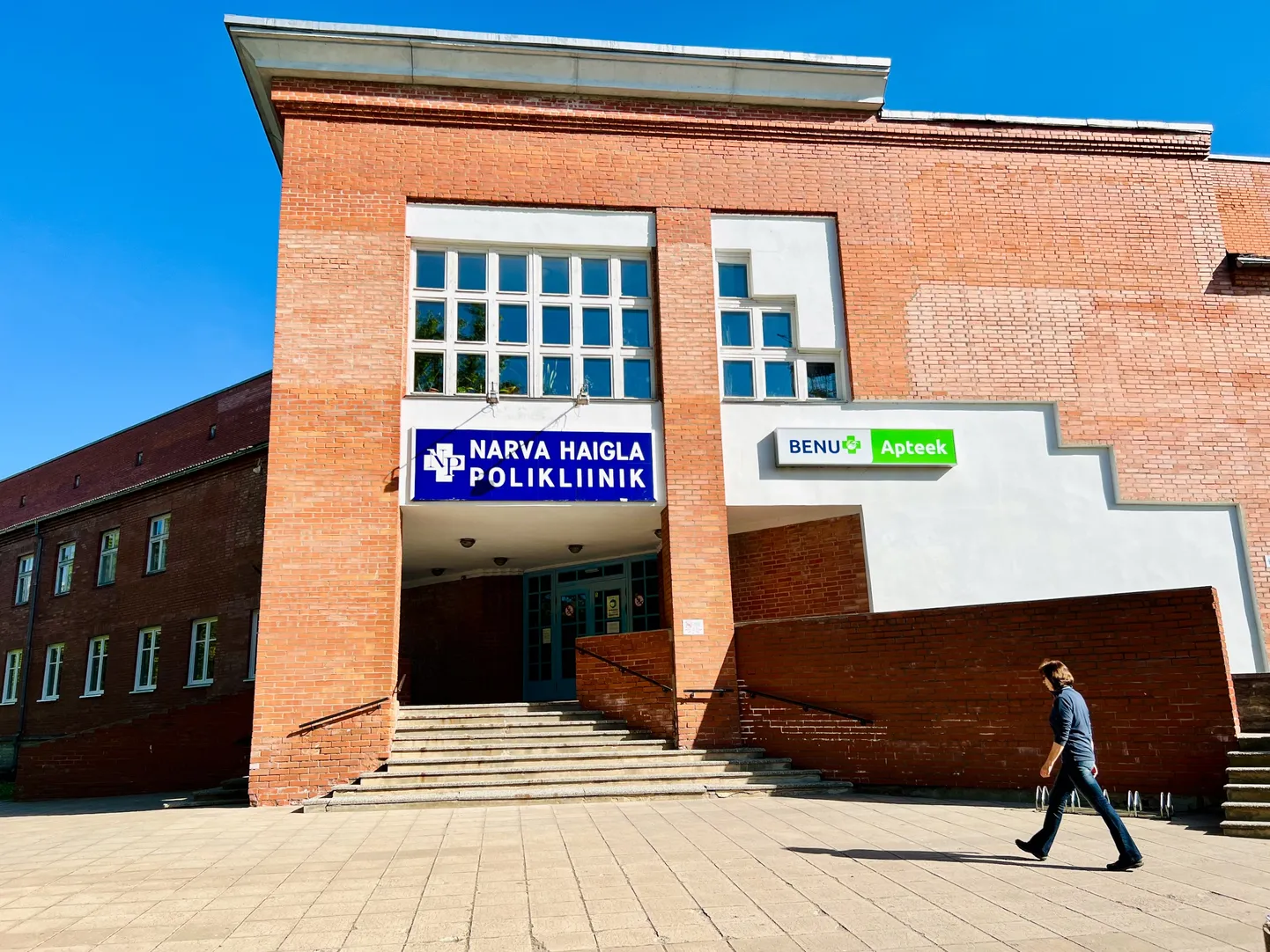 Narva haigla polikliiniku peasissepääs.