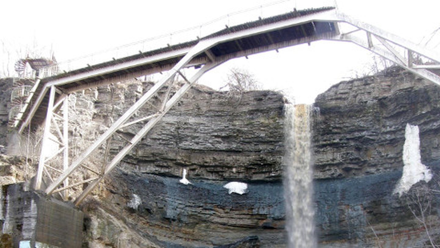 Kunagi rusukalde sisse rajatud sillasamba vundamendi on Valaste joa suurveed lahti uhtunud.