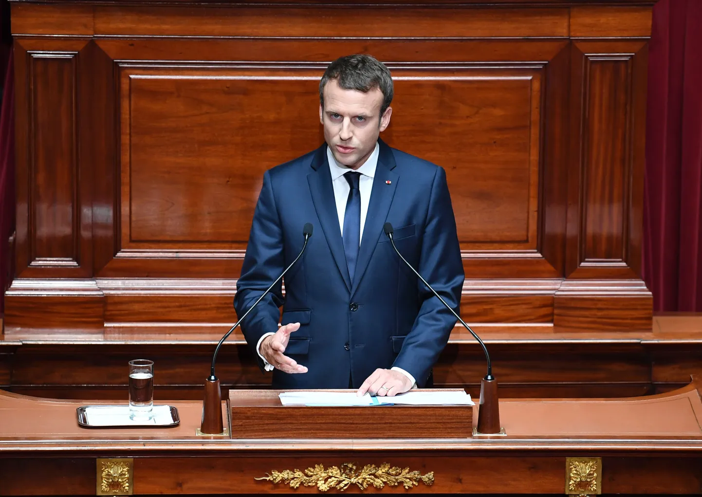 Emmanuel Macron parlamendi ees.
