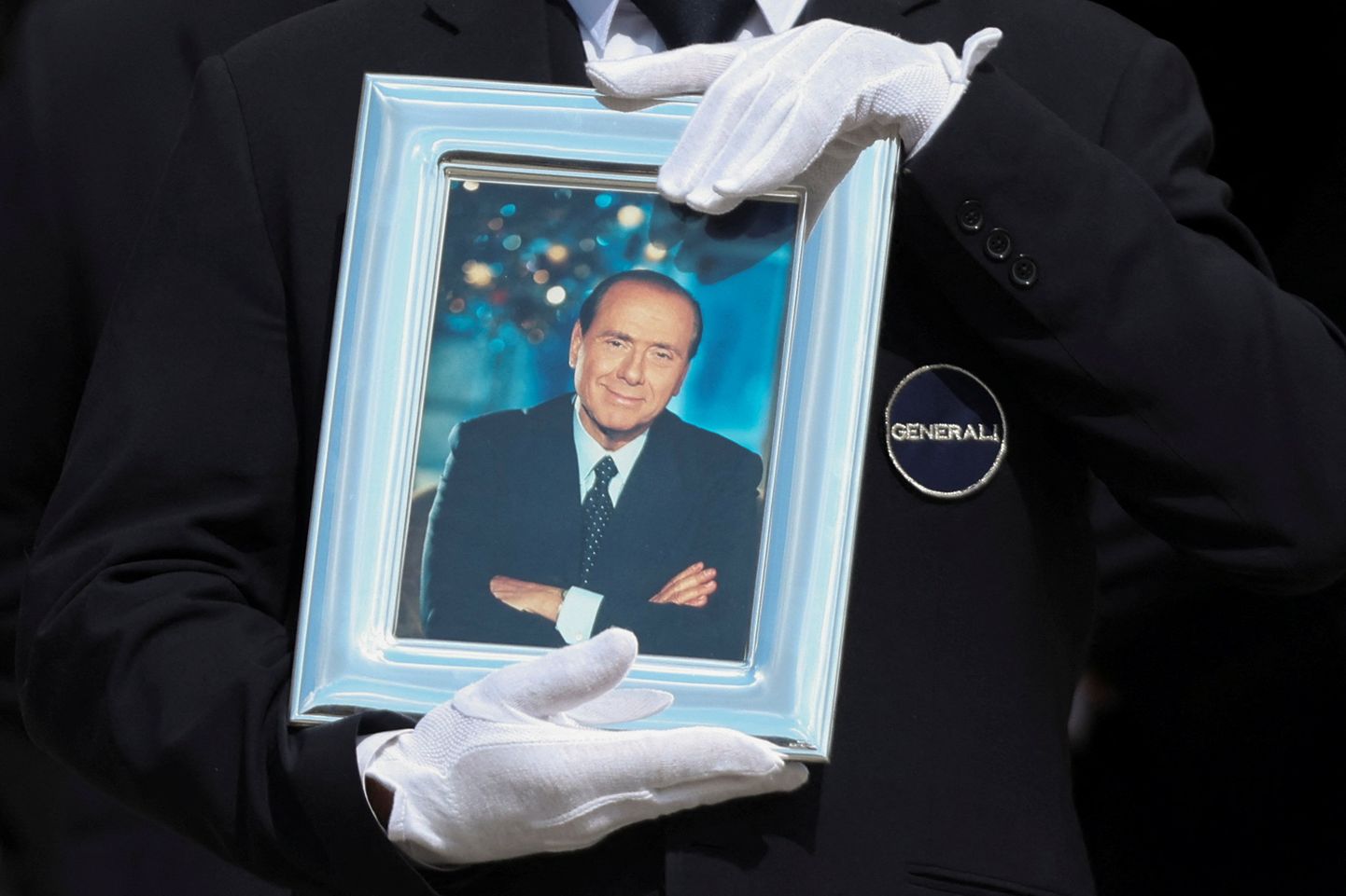 Silvio Berlusconi foto kandmine matusetalitusel.