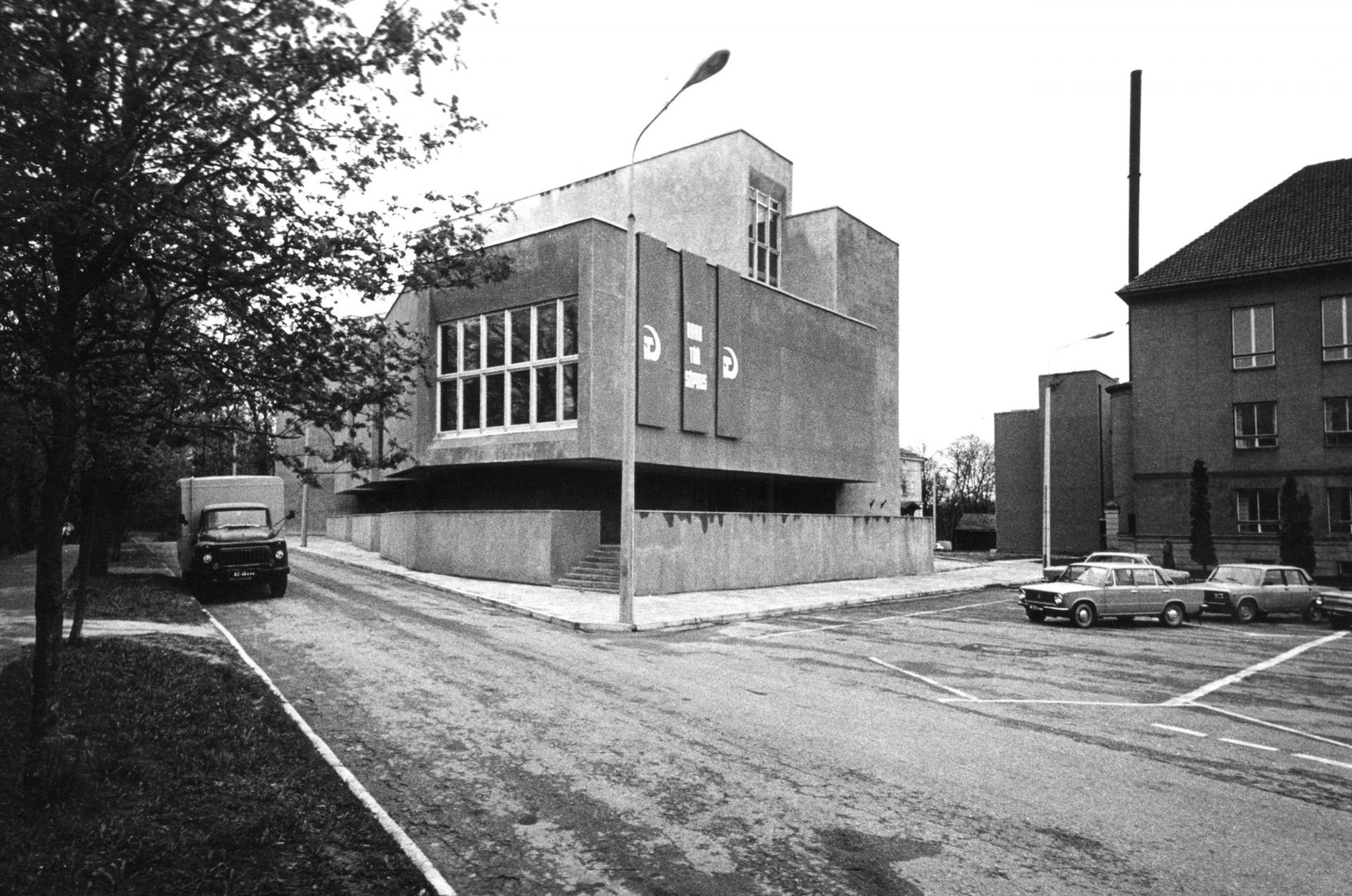 EKP Viljandi Rajoonikomitee hoone täielikult valminuna. Pilt on tehtud mais 1982.