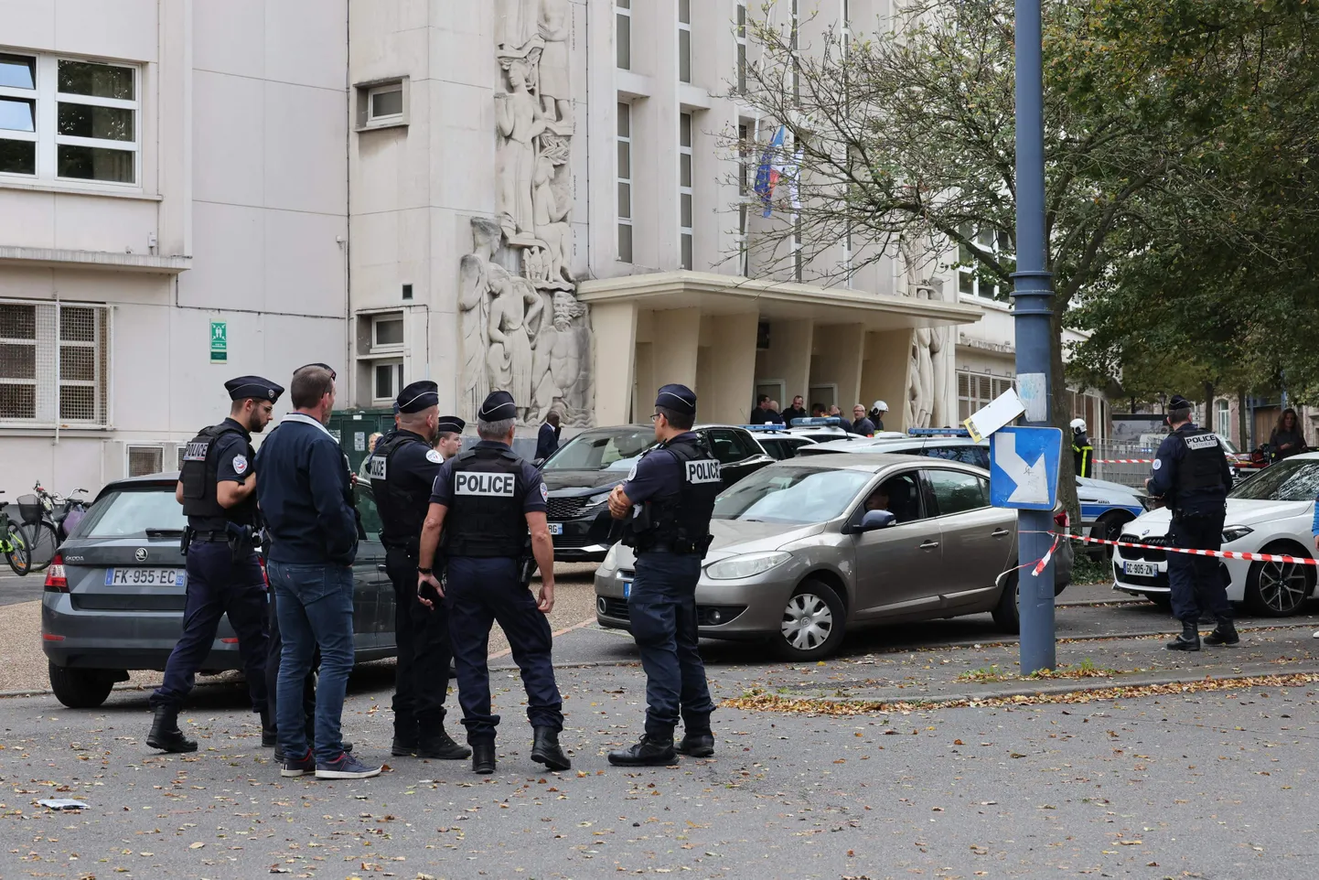 Prantsuse politseiametnikud seisavad Arrasis Gambetta keskkooli ees, kus õpetaja sai noarünnakus surma ja kaks inimest raskelt haavata