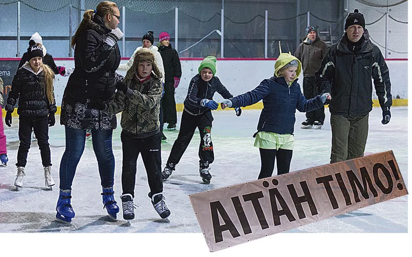 Jäähalli hooaja avapeol tänas väljakutäis kohaletulnud uisutajaid vabatahtlikku Timo Tintsi, kelle töö tulemusena on väljak endale seinad ümber saanud.