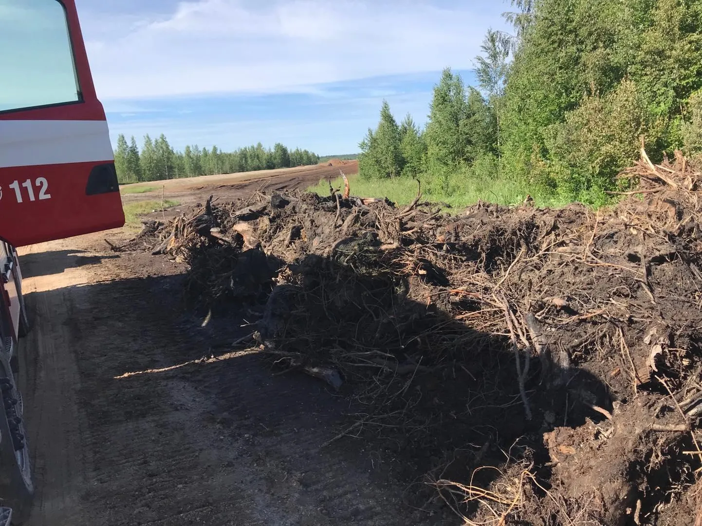Seljametsa küla lähistel süttis rabas hiigelsuur kännuhunnik, mille kustutustööd jätkusid tänagi.