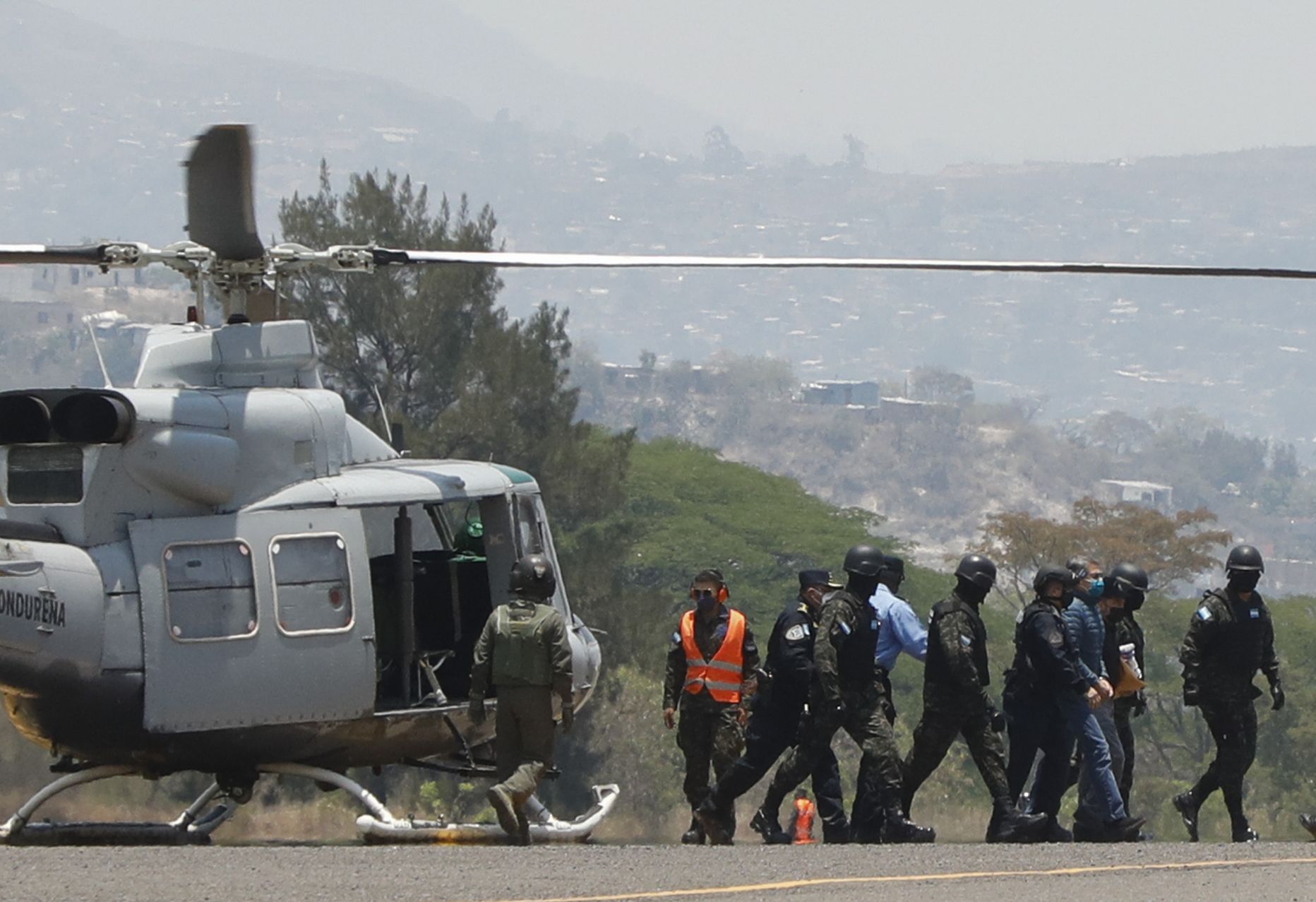 Hondurase endine president Juan Orlando Hernández käeraudades sõdurite eskordi saatel Tegucigalpa õhujõudude baasis.