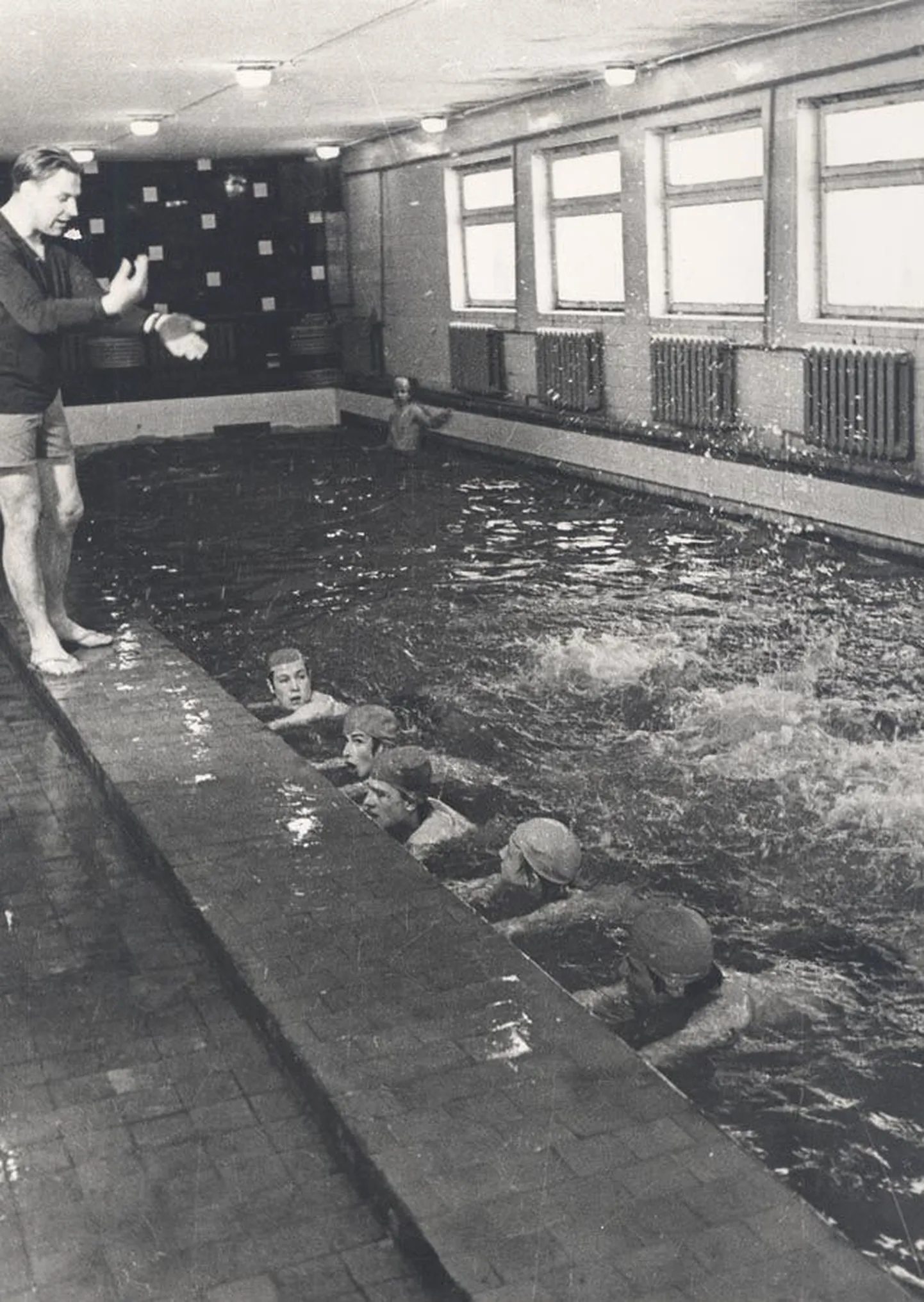 Kehalise kasvatuse õpetajast, ujumisfanaatikust Toivo Grosbergist kujunes aastakümnetega Olustveres legend. Tema valju hääle ja muheda jutu saatel sai koolis ujumisharidust mitu põlvkonda põllumehi.