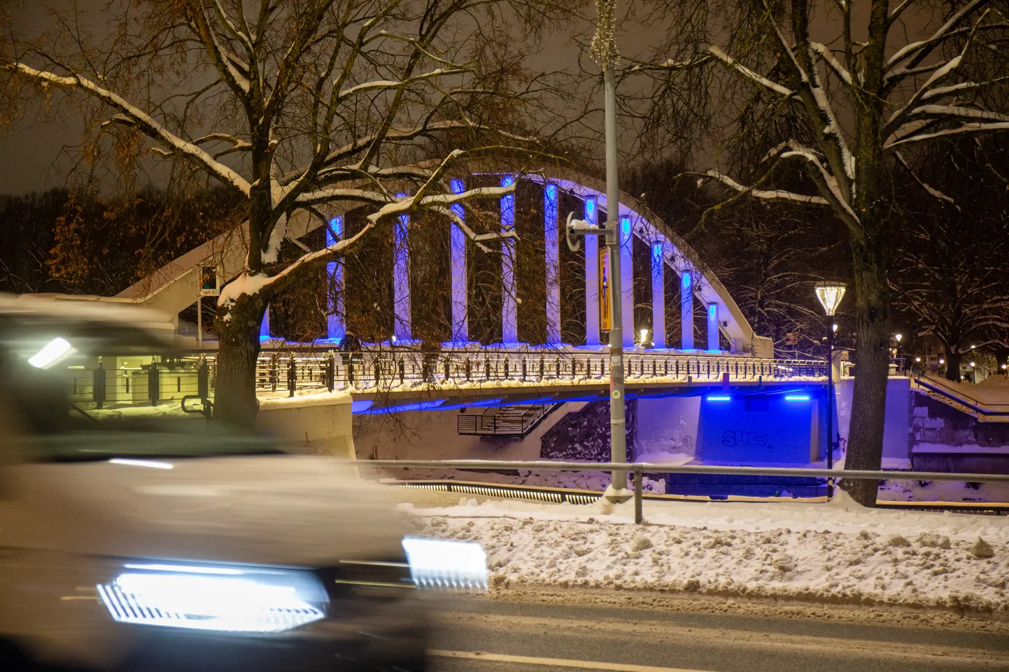 Kaarsild on siniseks värvunud.