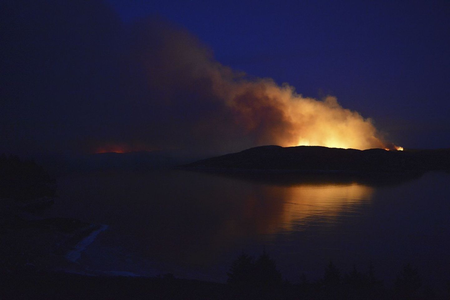 Laiaulatuslik tulekahju Norras Frøya saarel ööl vastu tänast.