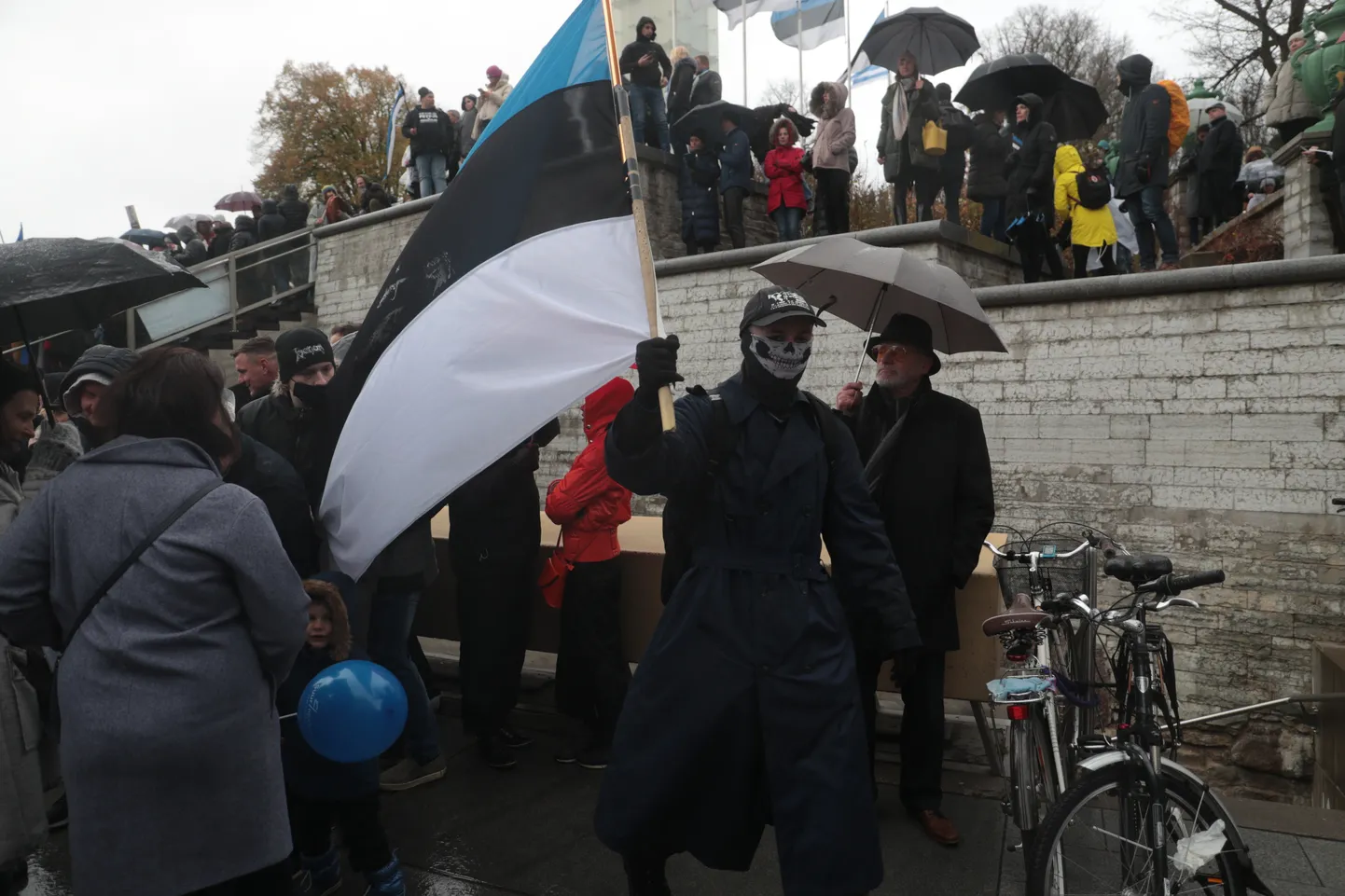 Vaktsiiniskeptikute meeleavaldus Tallinnas Vabaduse väljakul.