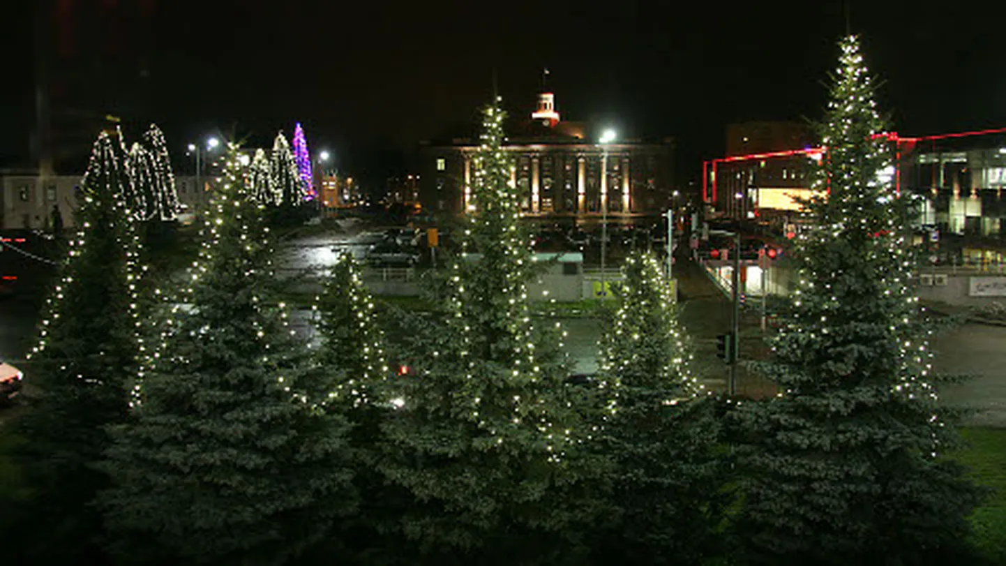 Aivo Tamm lubas, et pimedaks ei jää Jõhvi öösiti ka tuleval aastal ning jõuluaja tulede arvelt pole kavas hakata kokku hoidma.