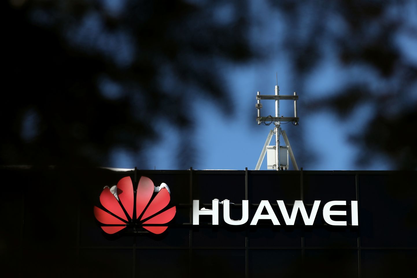 "Huawei" logo.