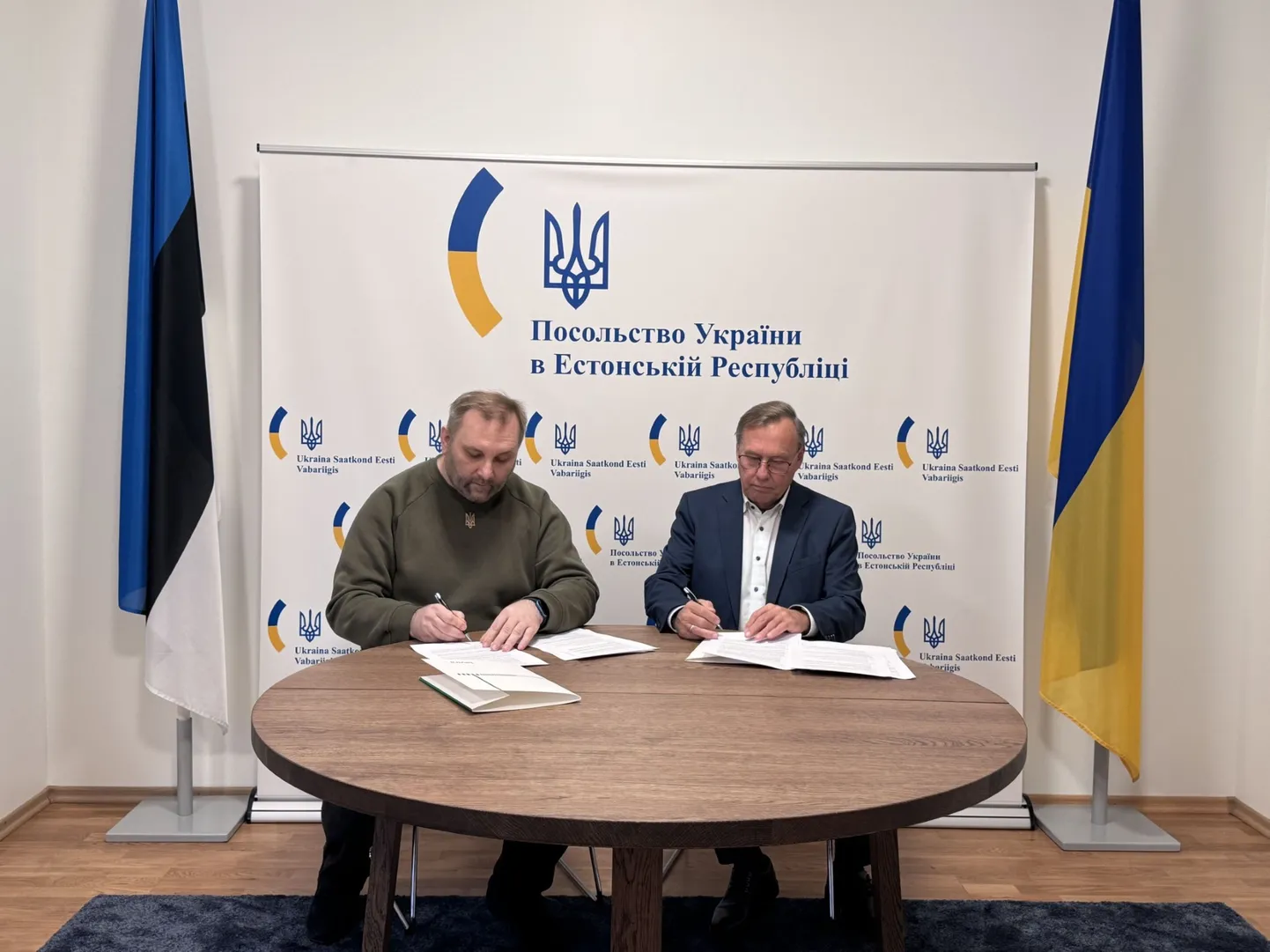 Vabalevi lepingu allkirjastavad Andrii Verkholiak ja Tiit Tammiste.