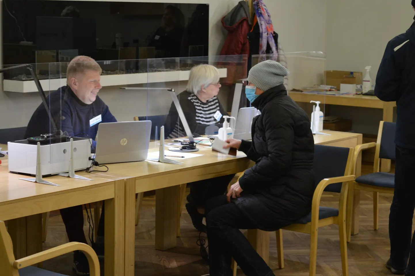 Viljandi kesklinnas Sakala keskuse jaoskonnas möödus hommik rahulikult ning pikki järjekordi ei tekkinud.