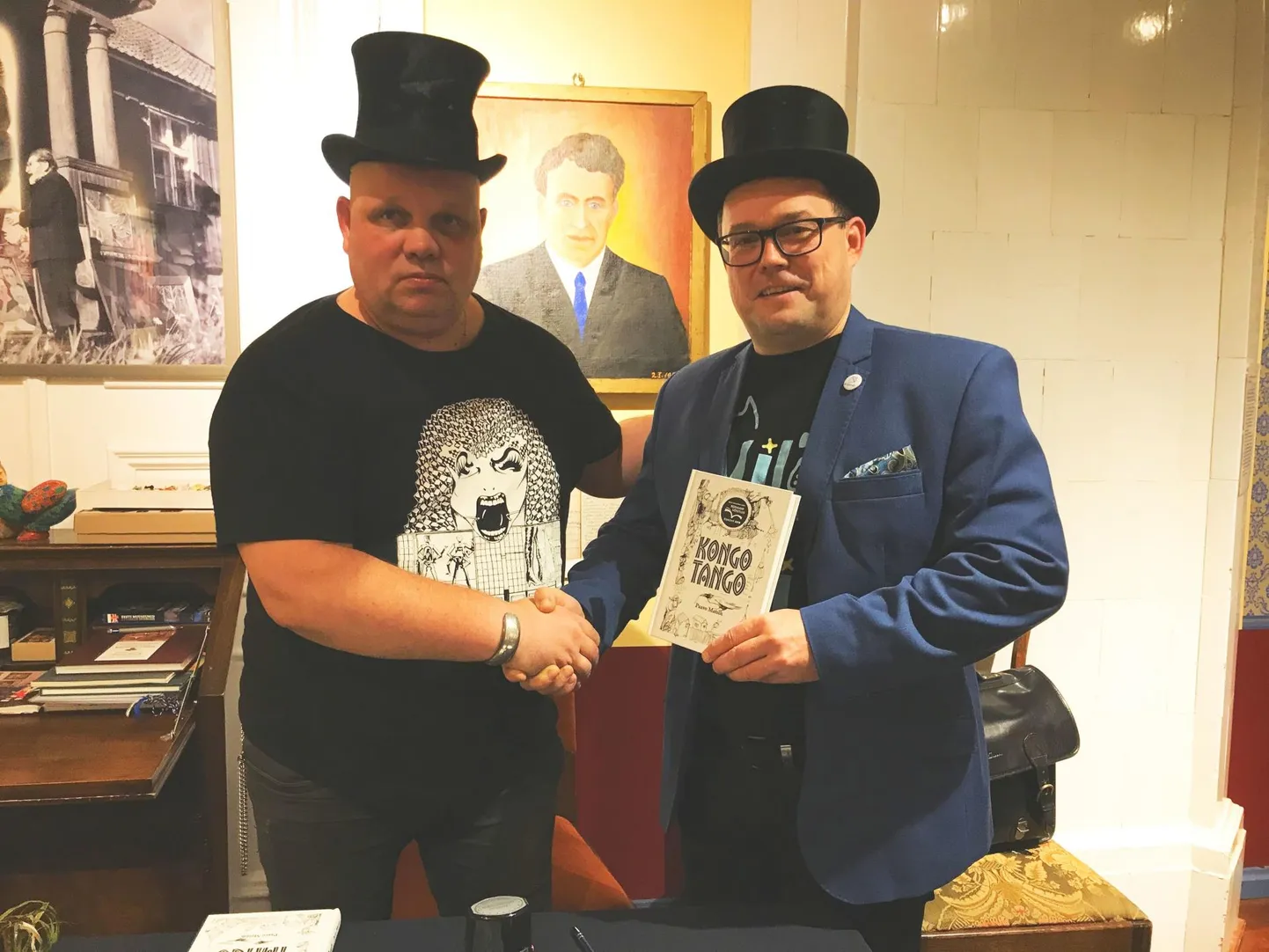 Kirjanik Paavo Matsin (vasakul) ja Viljandi linnapea Madis Timpson „Kongo tango“ esitlusel. Taamal Paul Kondase autoportree.