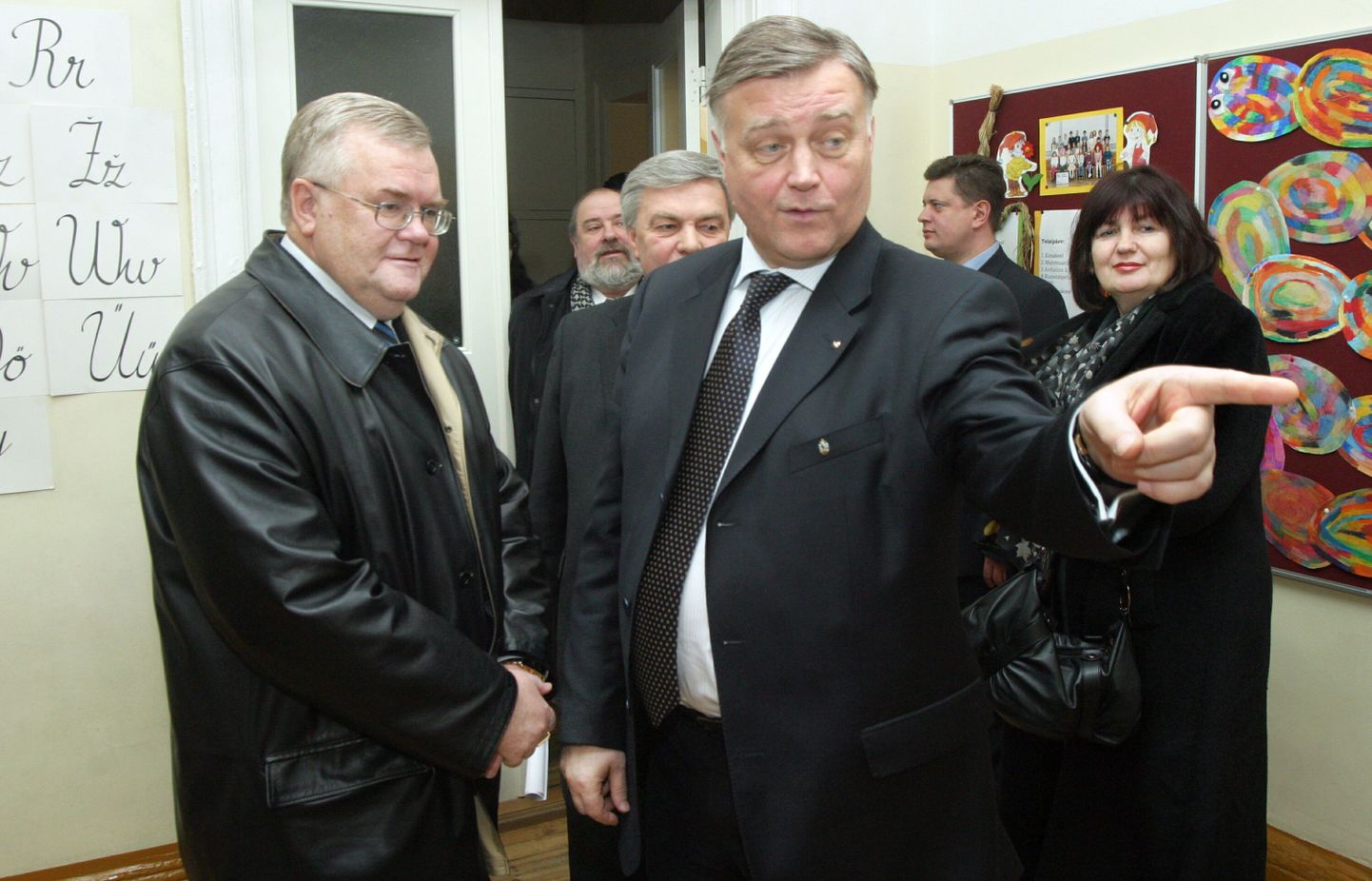 Vene Raudteede president Vladimir Jakunin külastas neli aastat tagasi koos kaaskonnaga Pärnus Kuninga tänava koolimaja, kus ta kunagi õppis, ja kinkis õppeasutusele plasmateleri.