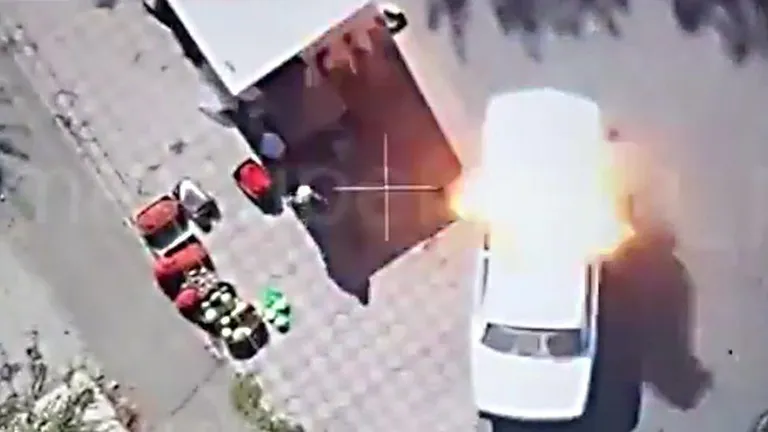 Скриншот видео с дрона, атака на гражданский автомобиль