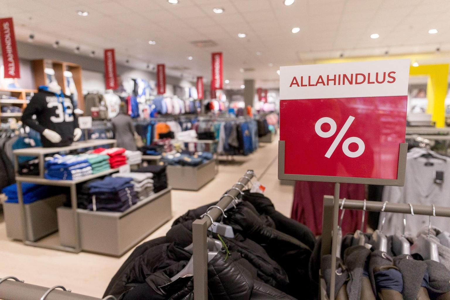 Жители Эстонии стали покупать меньше одежды и обуви, что может свидетельствовать об истощении сбережений.