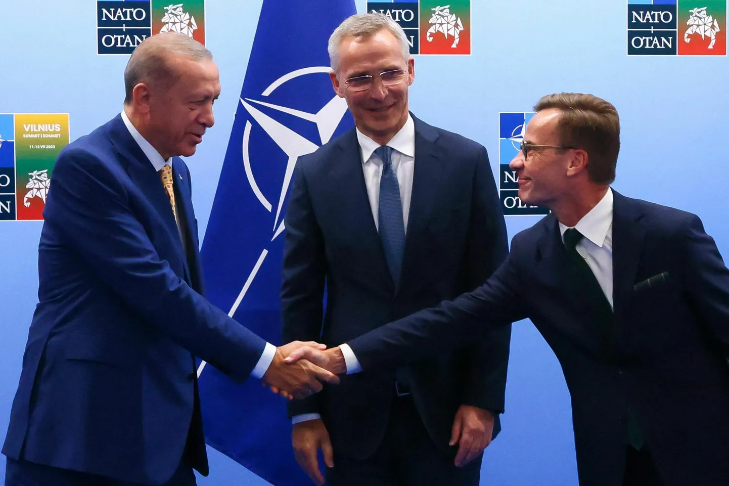 Türgi president Recep Tayyip Erdoğan ja Rootsi peaminister Ulf Kristersson ning keskel Türgi-Rootsi lepituse ämmaemand Jens Stoltenberg.