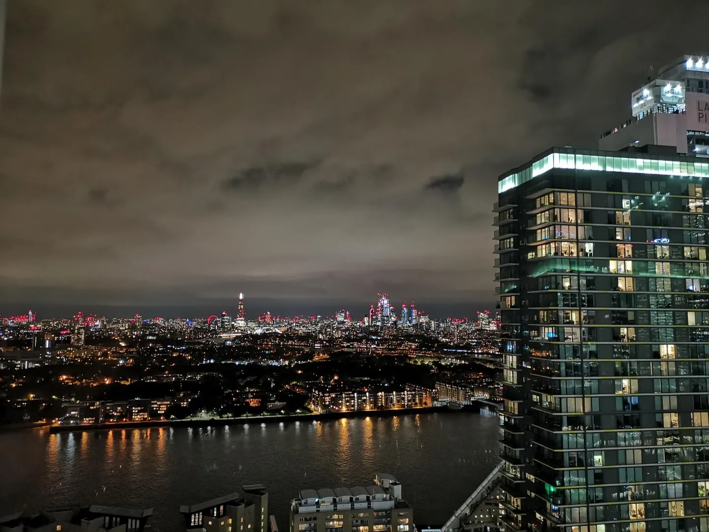 Mitme kaameraga tipptelefonidel on uus omadus – ööpildistamine. Selliseid teravaid fotosid saab ilma statiivita, tehisintellekt paneb paljudest kaadritest kokku lõpliku müravaba pildi. Huawei Mate 20 Pro.