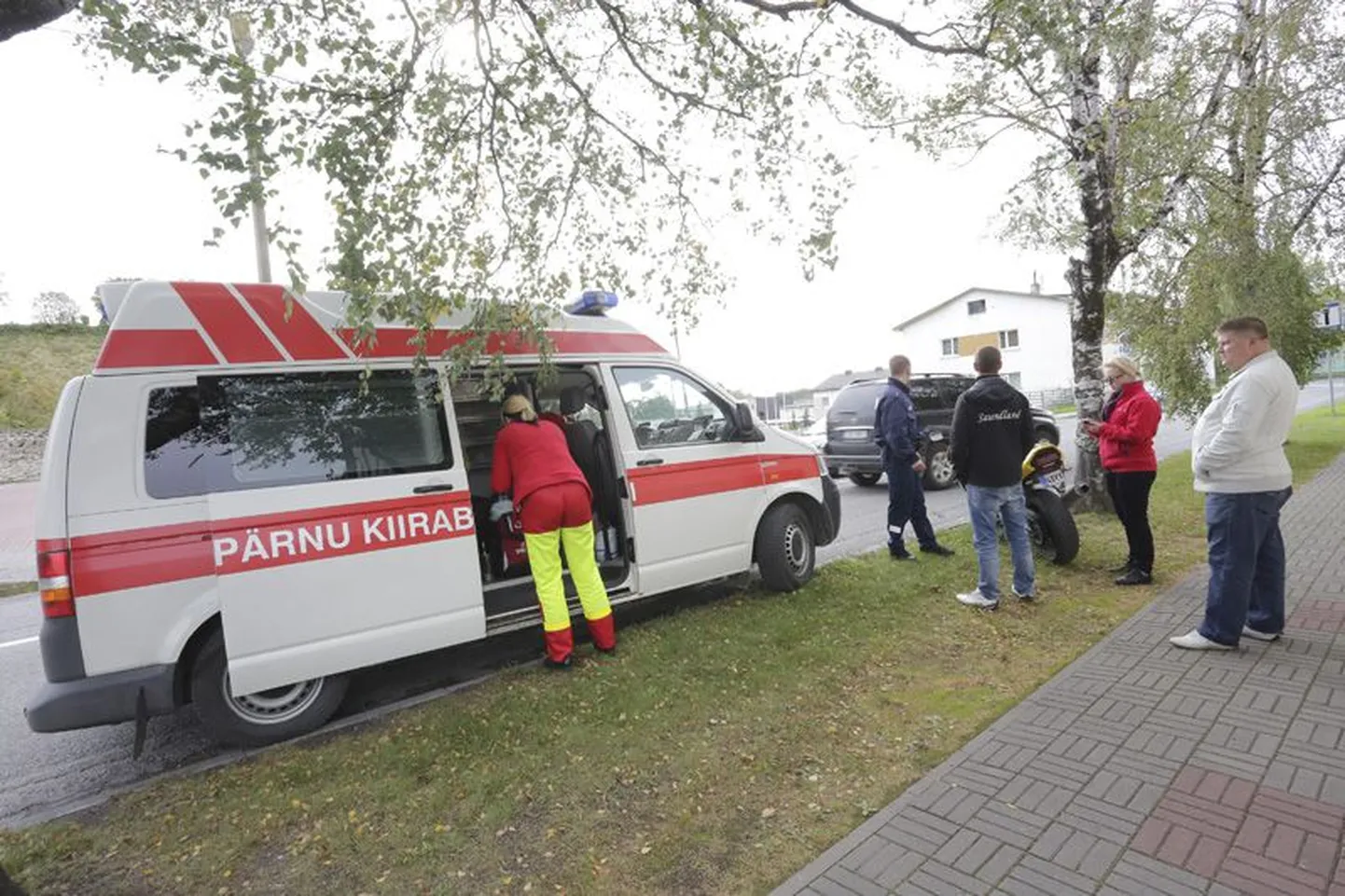 Pärnu kiirabibrigaad annab kahe politseipatrulli turvamisel esmaabi kukkunud tsiklimehele.