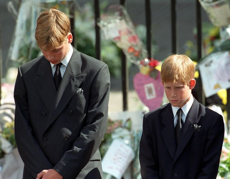 Prints William (vasakul) ja prints Harry oma ema, printsess Diana matusel 1997. aastal