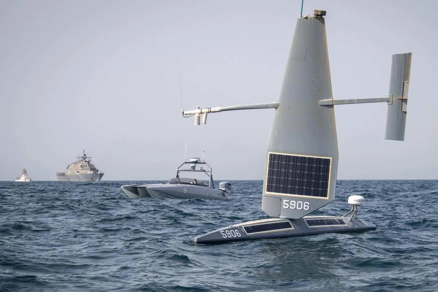 USA mereväe droon Saildrone Explorer (esiplaanil) ja mehitamata lahingulaev Devil Ray T-38 Pärsia lahes. 26. juuni 2022.