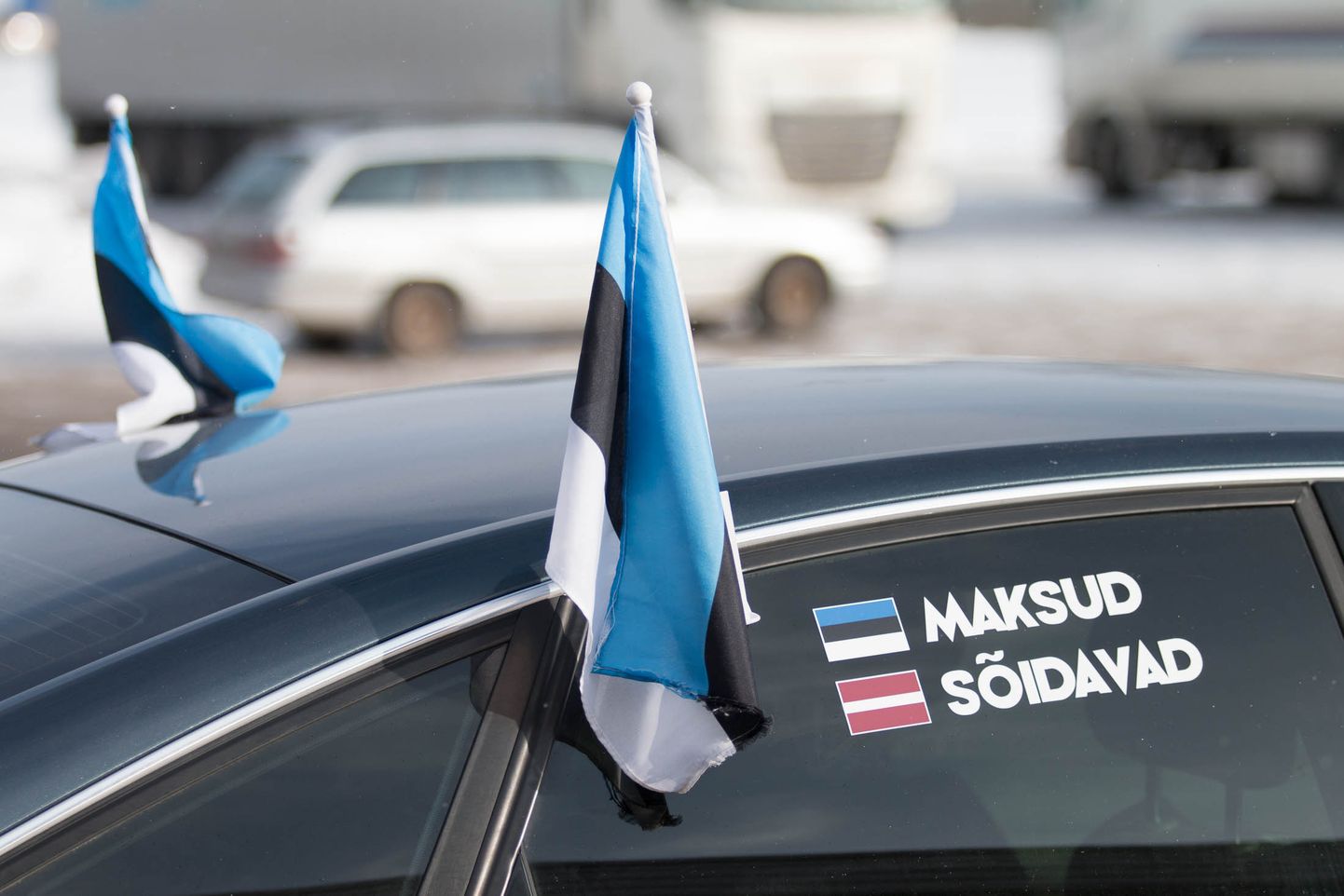 Protestiaktsioon Valgas nähtuna. Autod tegid peatuse, et edasi sõita Lätisse Mazsalaca linna.