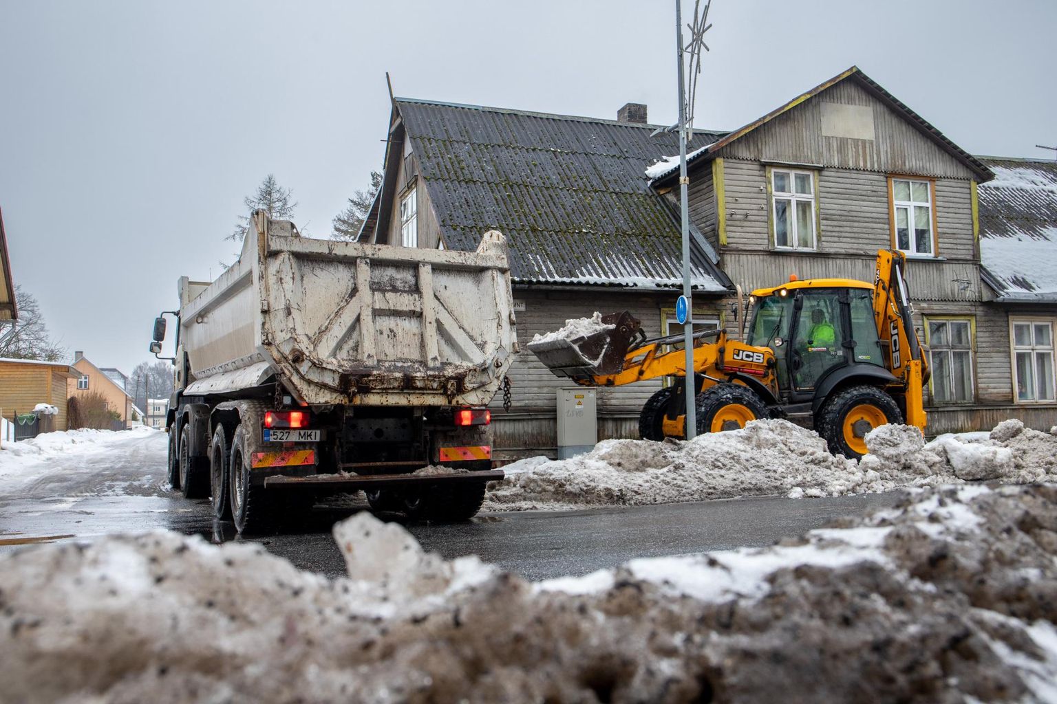Pärnust Haapsalu maanteelt vedasid suured masinad lumehunnikuid minema eile.