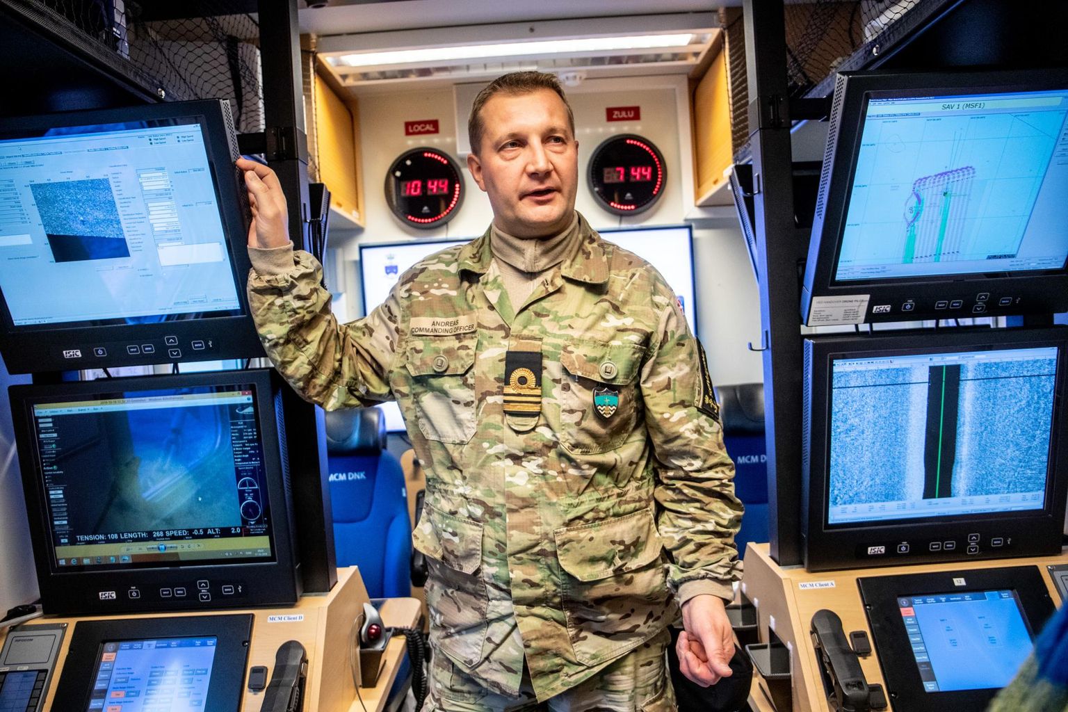 Kaptenleitnant Andreas Johansen näitab staabilaeva skaneerimisruumis, kuidas merepõhjas valitsev olukord arvutiekraanidele kuvatakse.