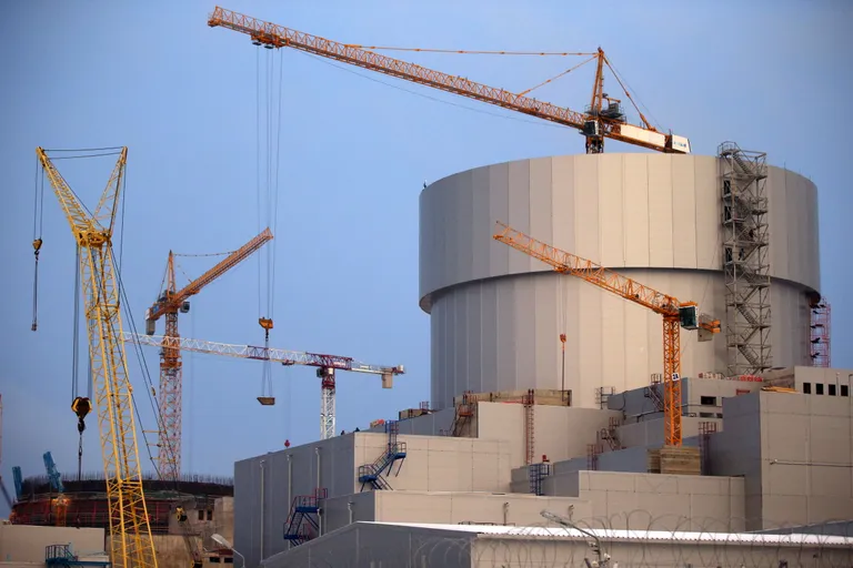Строительство первых двух реакторов ЛАЭС-2 началось в 2008 и 2010 годах. Каждый реактор строился десять лет и работы сопровождались различными инцидентами на строплощадке.