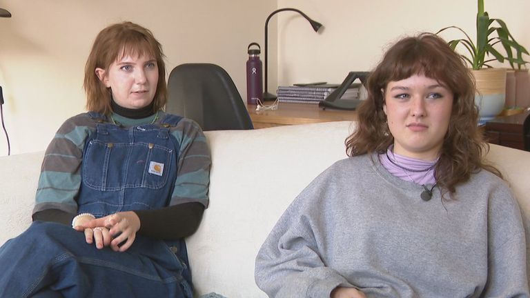 Фиона Уильямсон и Фиби Челлью вынуждены были жить в переоборудованной под спальню общей комнате, пока не нашли квартиру