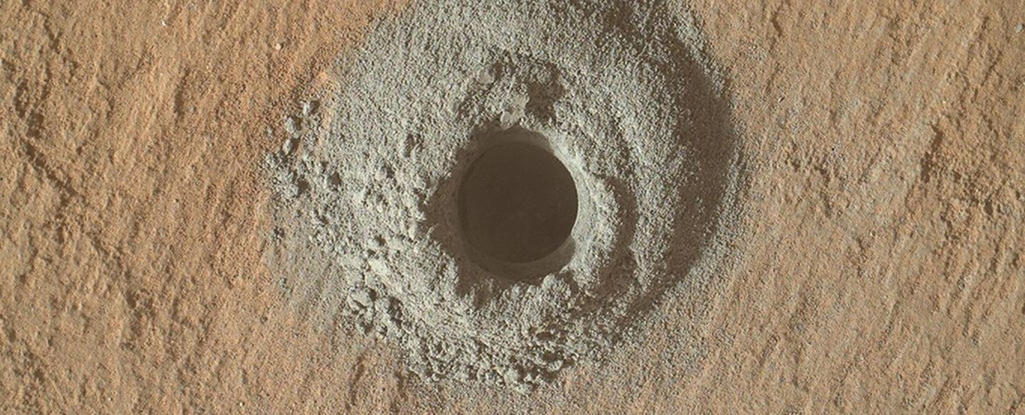 Viens no paraugu iegūšanas caurumiem Geila krāterī uz Marsa