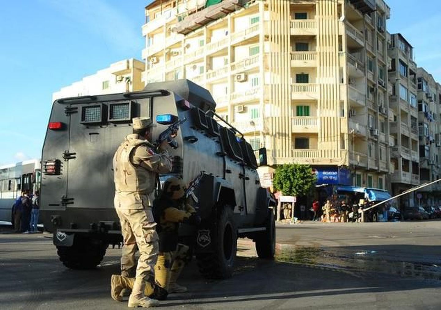 Alexandria politseinikud mõne aasta taguse pommiplahvatuse järel hoonet piiramas.