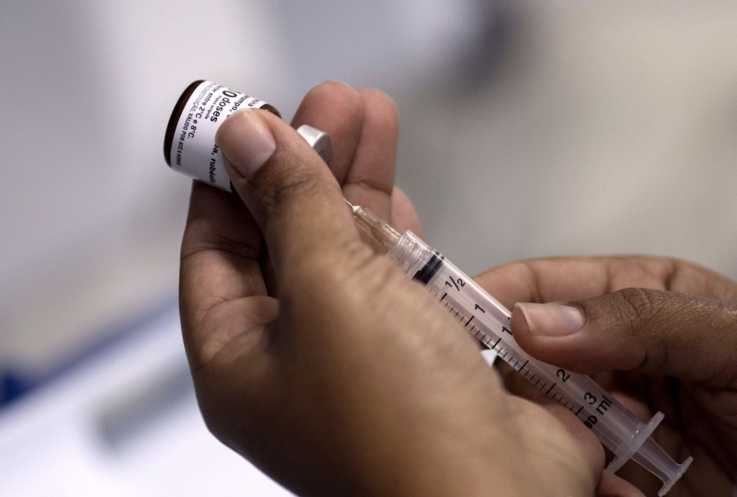 Brasiilia tervishoiutöötaja valmistamas Rio de Janeiros kasutamiseks ette leetritevastast vaktsiini.