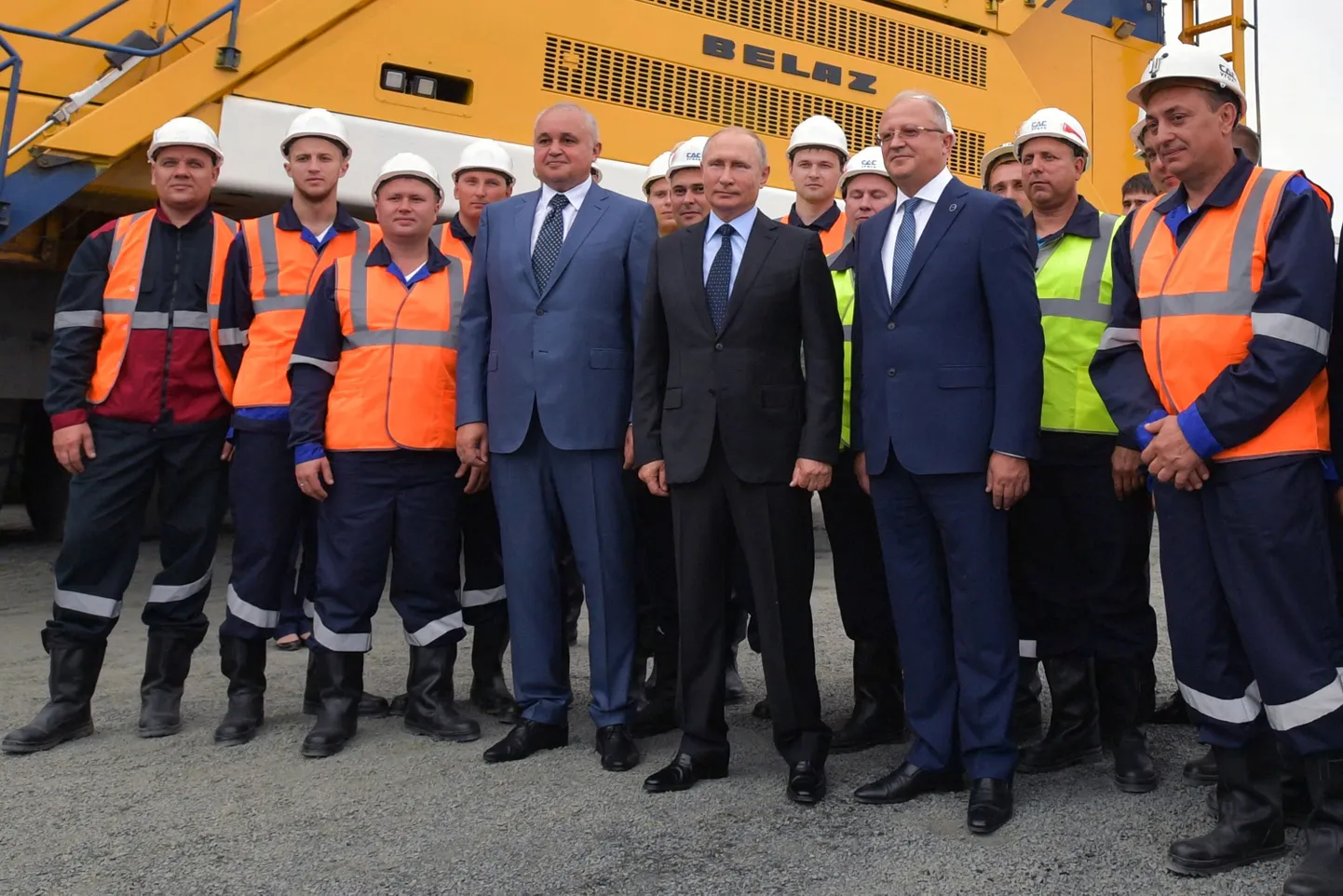 Vene president Vladimir Putin (esireas keskel), temast paremal ärimees Mihhail Fedjajev.