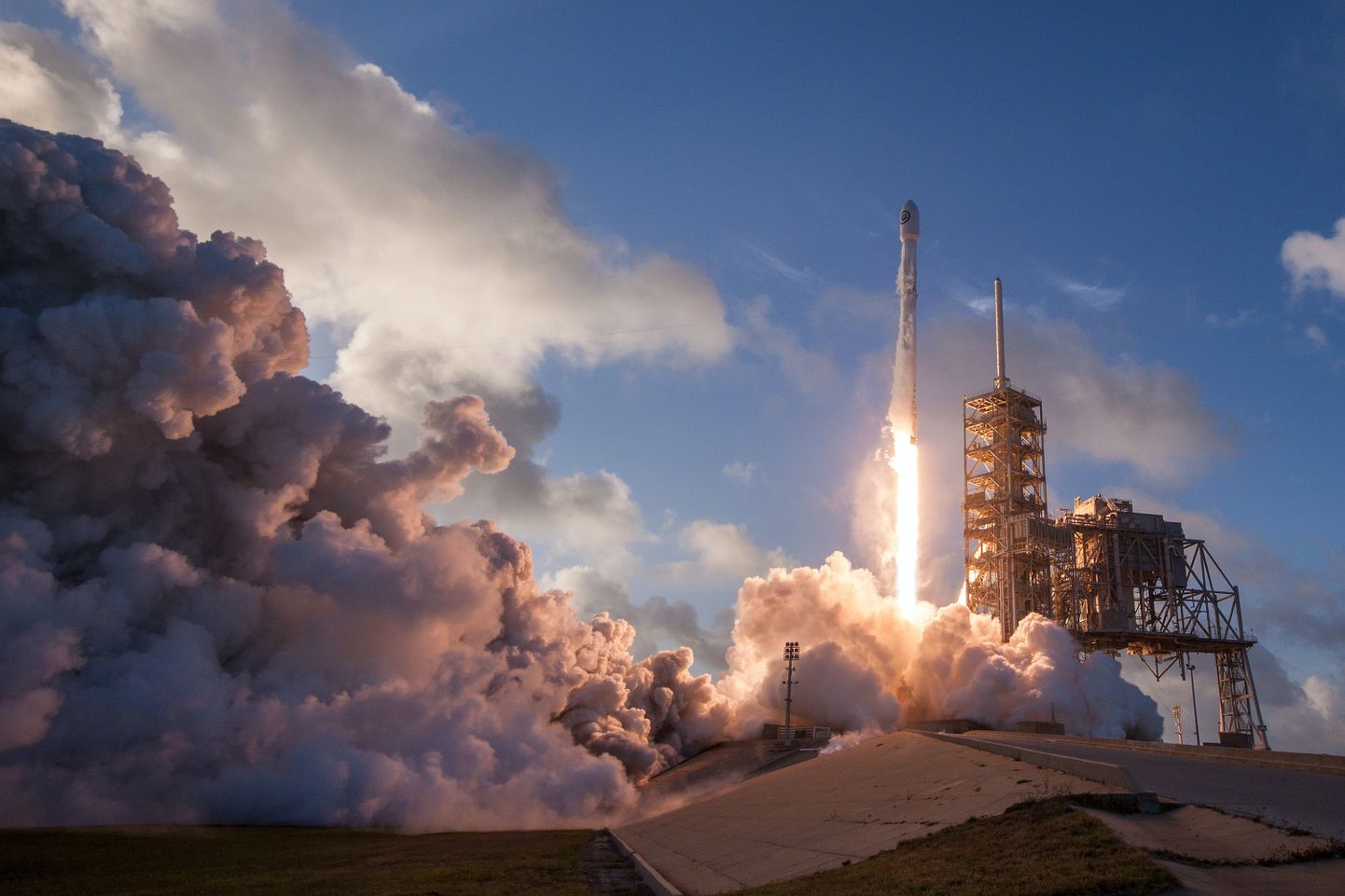 SpaceX Falcon 9 startimas Kennedy kosmosekeskuses USAs.