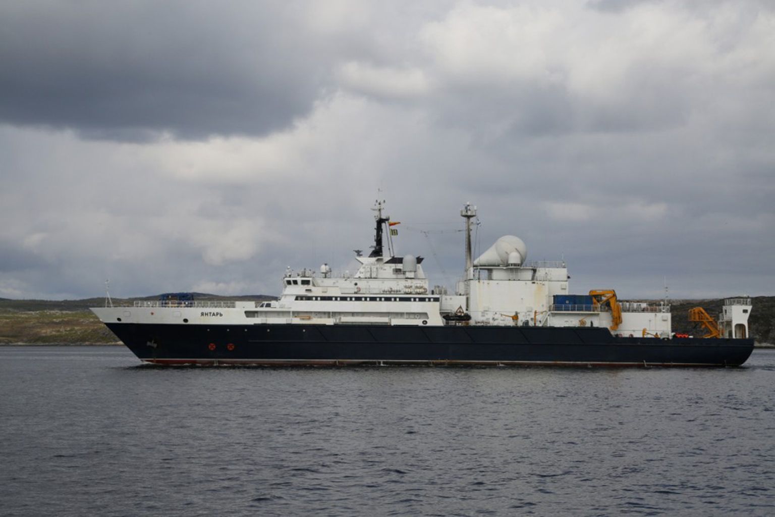 Uurimislaev Jantar, mille varustusse kuuluvad kaks süvamererobotit ja milline askeldas 2015. aastal Kuuba lähedal Quantanamo lahes Ameerika Ühendriikide sidekaablite läheduses. Venemaal on kirjutamata reegliks, et uurimislaevadeks ehitatud alused teevad muidki töid.
