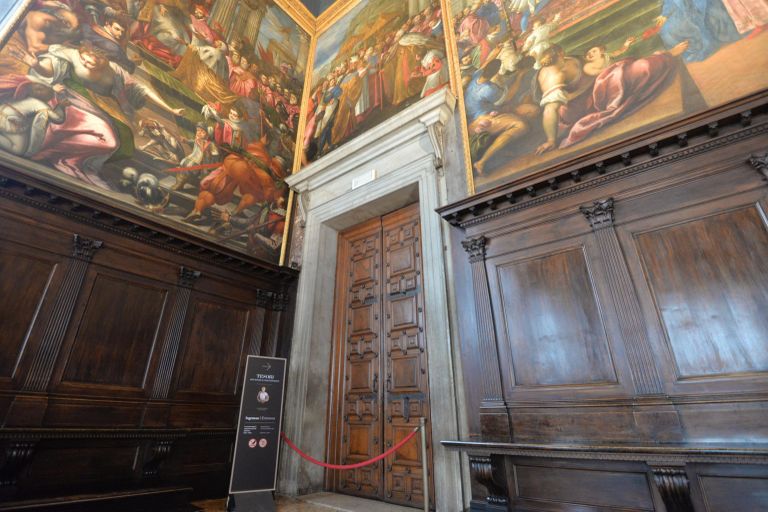 Veneetsia Doodžide palee saali Sala dello Scrutigno uks, mille taga India maharadžade aarded näitusel olid