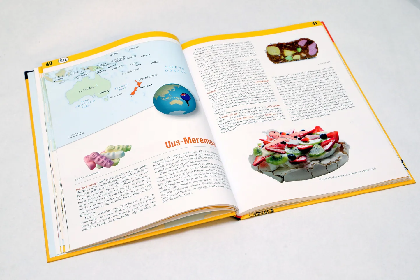 "Maiasmoka atlases" on teksti ja lõbusate illustratsioonide kõrval näidatud ka seda, kus asub riik, mille maiustustest käib jutt.