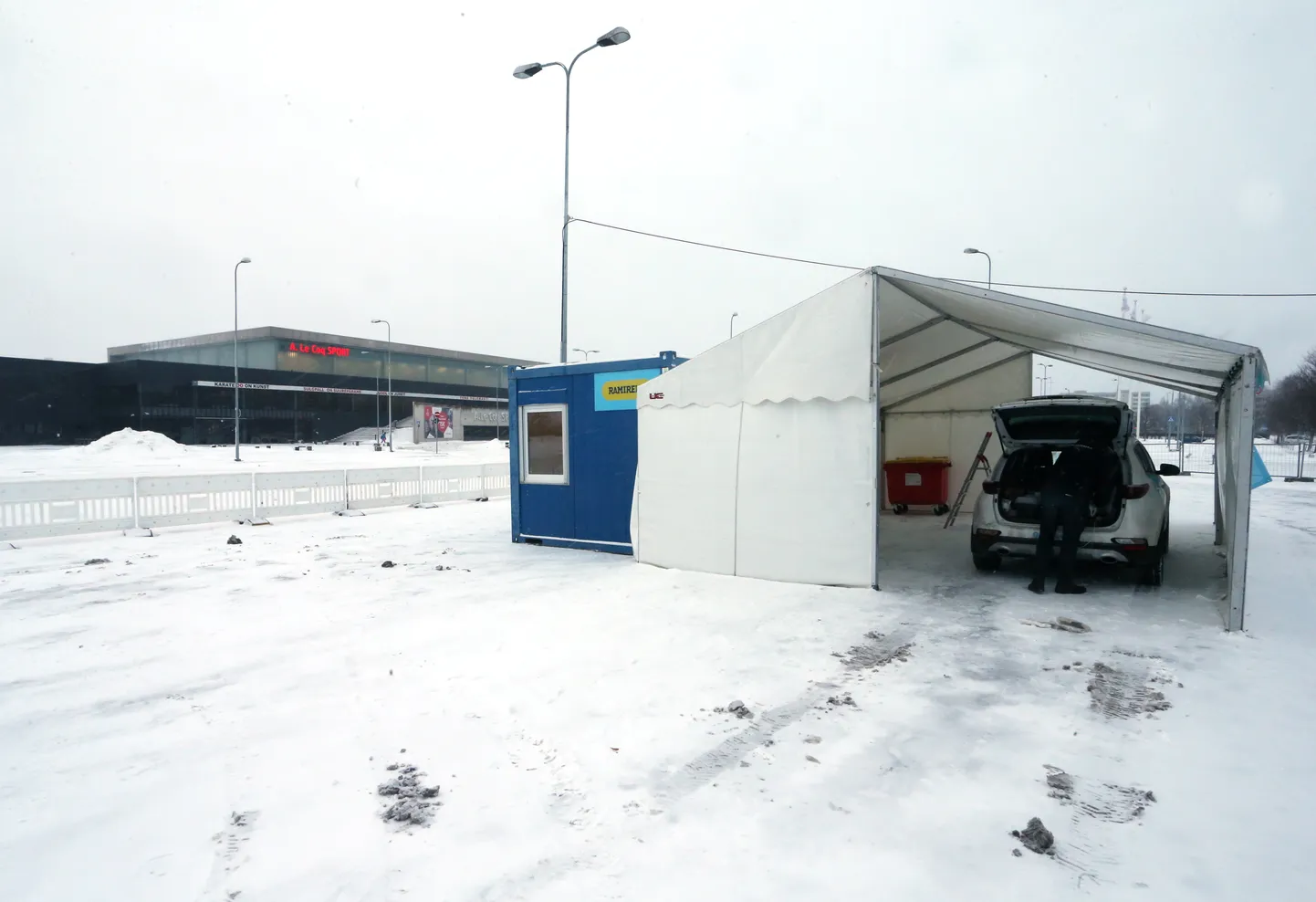 Koroonaviiruse testimise telk A.Le Coqi spordihalli parklas.