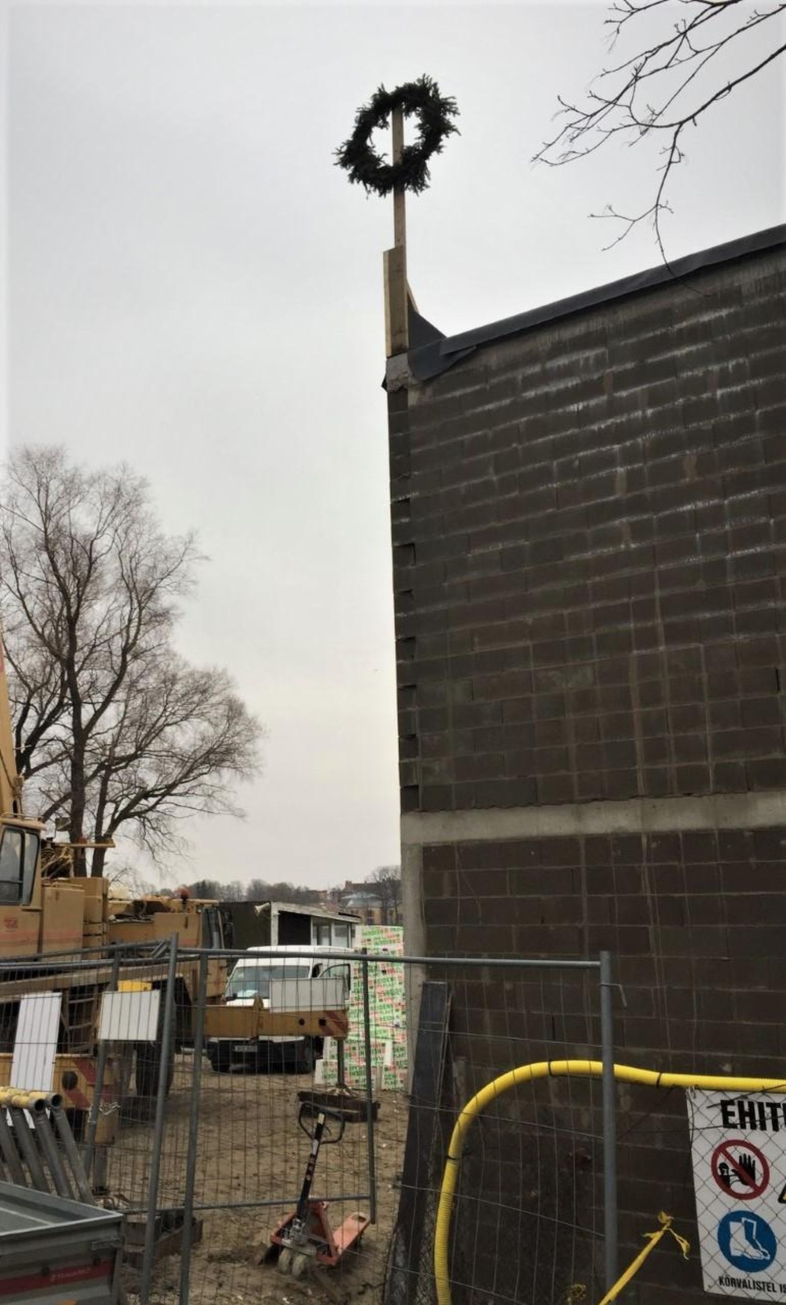 Pärnu sõudeklubi põhihoone ehitajad andsid sümbolikeeles teada, et töödega jõuti katuseni.