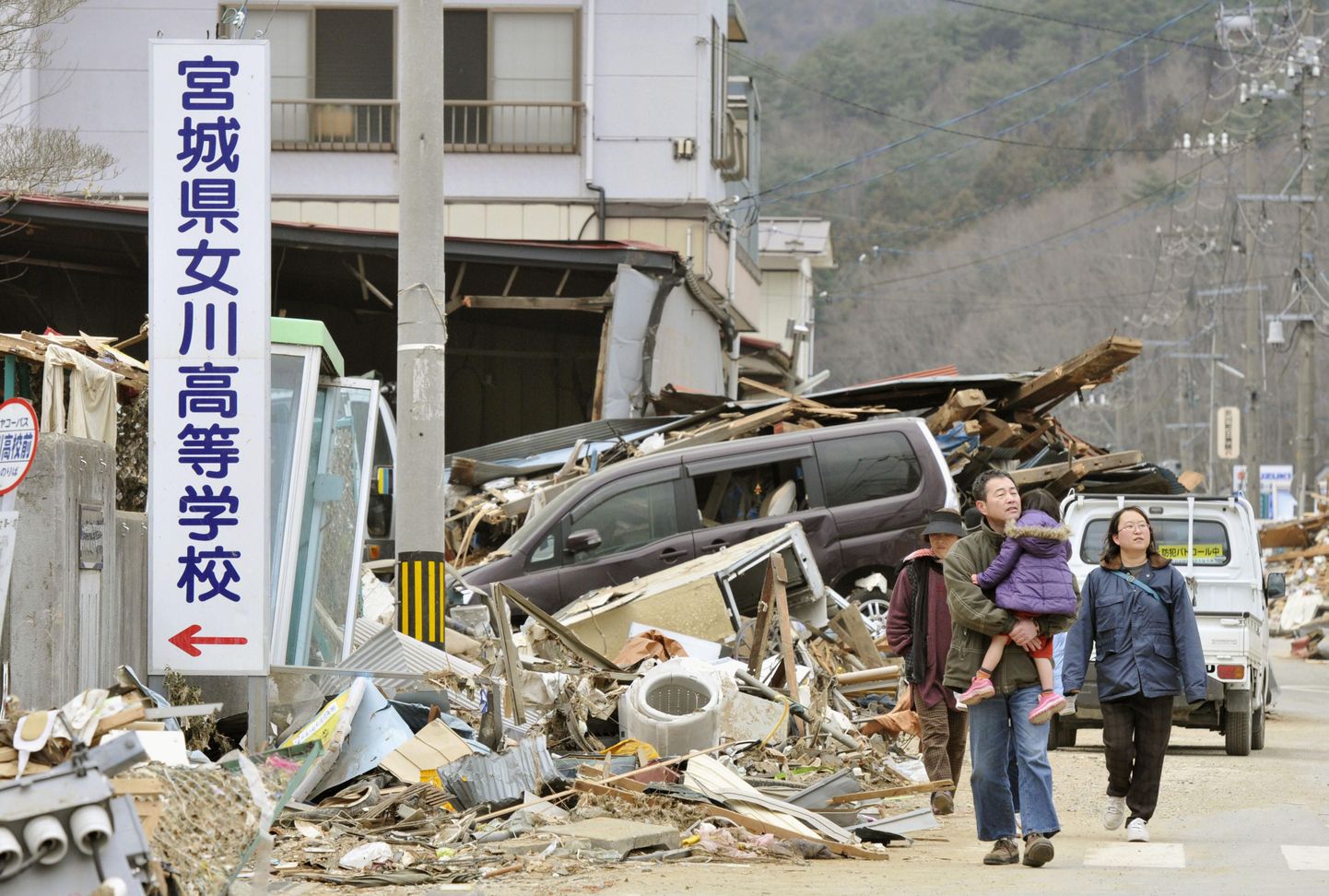 Perekond jalutab tsunami tagajärjel kahjustada saanud Onagawas Miyagi prefektuuris.