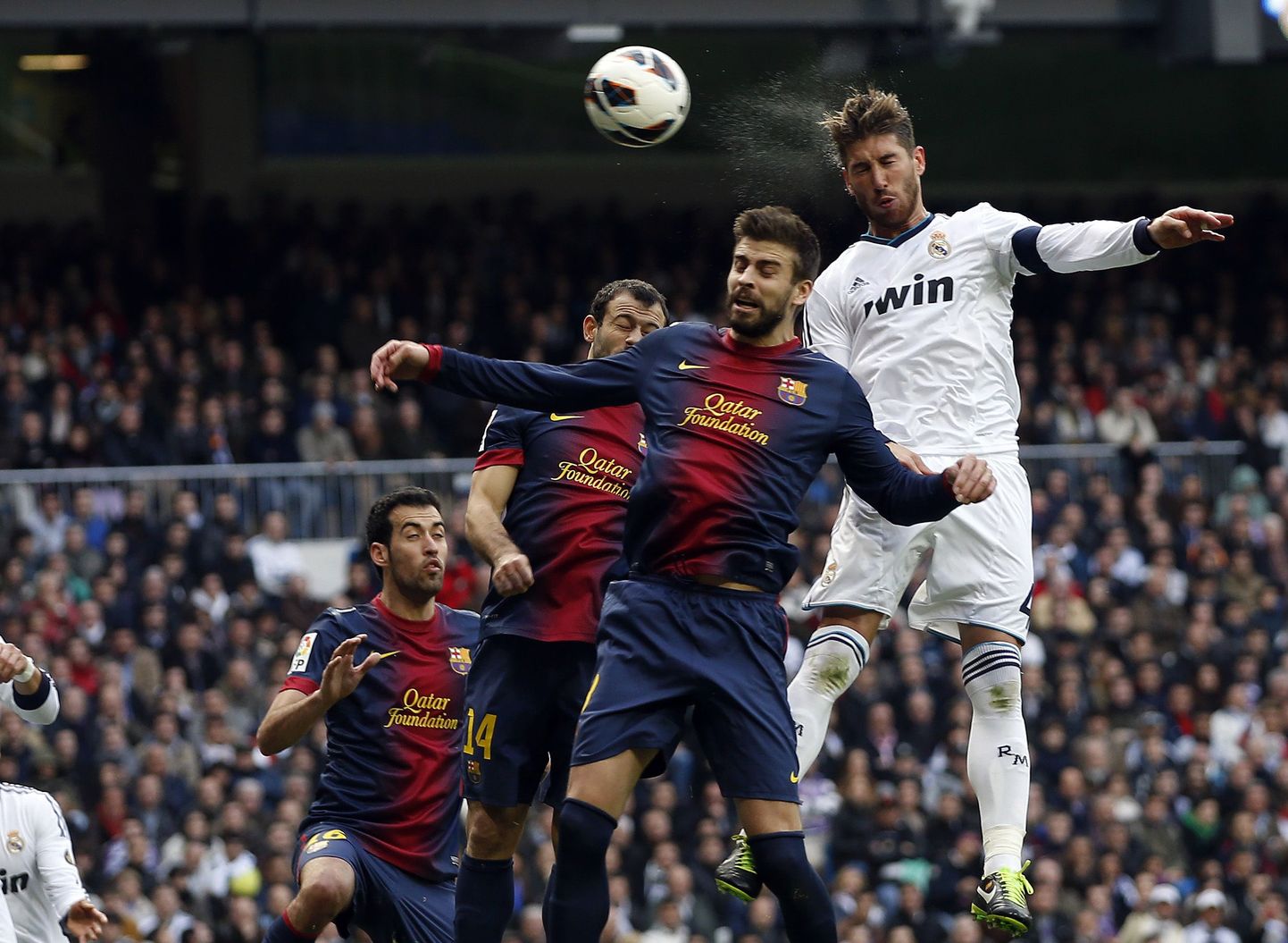 Madridi Reali Sergio Ramos (valges) edestamas õhuvõitluses Barcelona Gerard Pique'd