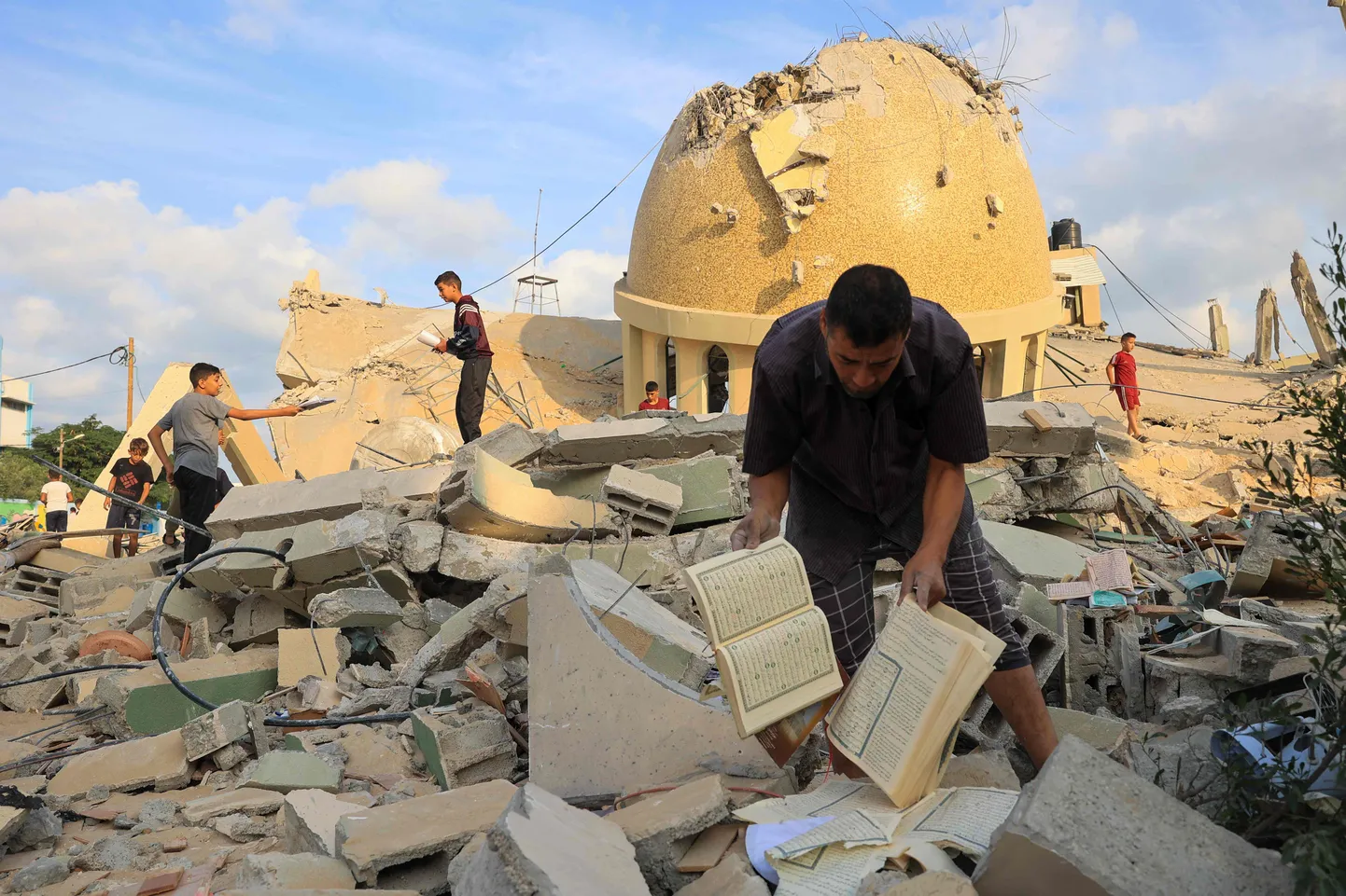 Palestīnas iedzīvotāji mošejas drupās pēc Izraēlas raķešu uzlidojuma.