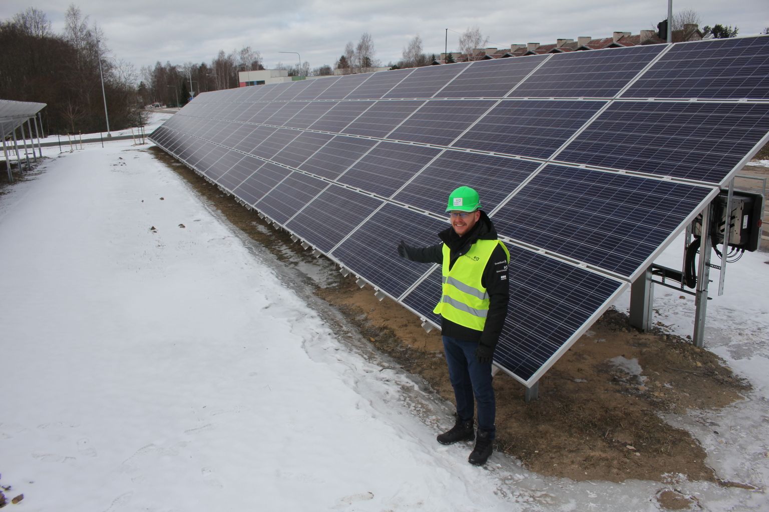 Enefit Greeni juhatuse liige Innar Kaasik tutvustab Paides valminud päikeseelektrijaama.